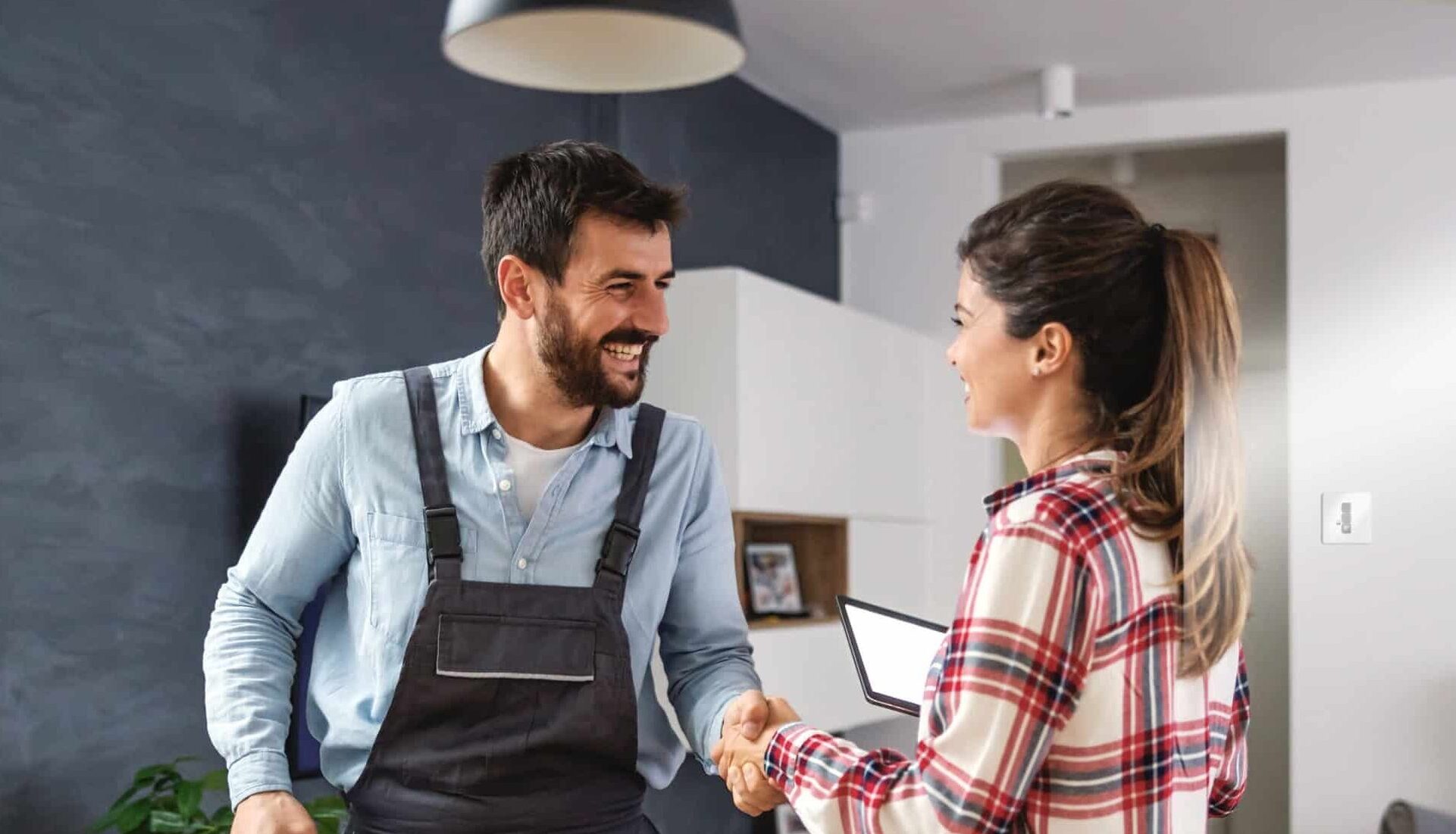 Installation de la CalypsHOME BOX par un professionnel, avec configuration pour une maison connectée.